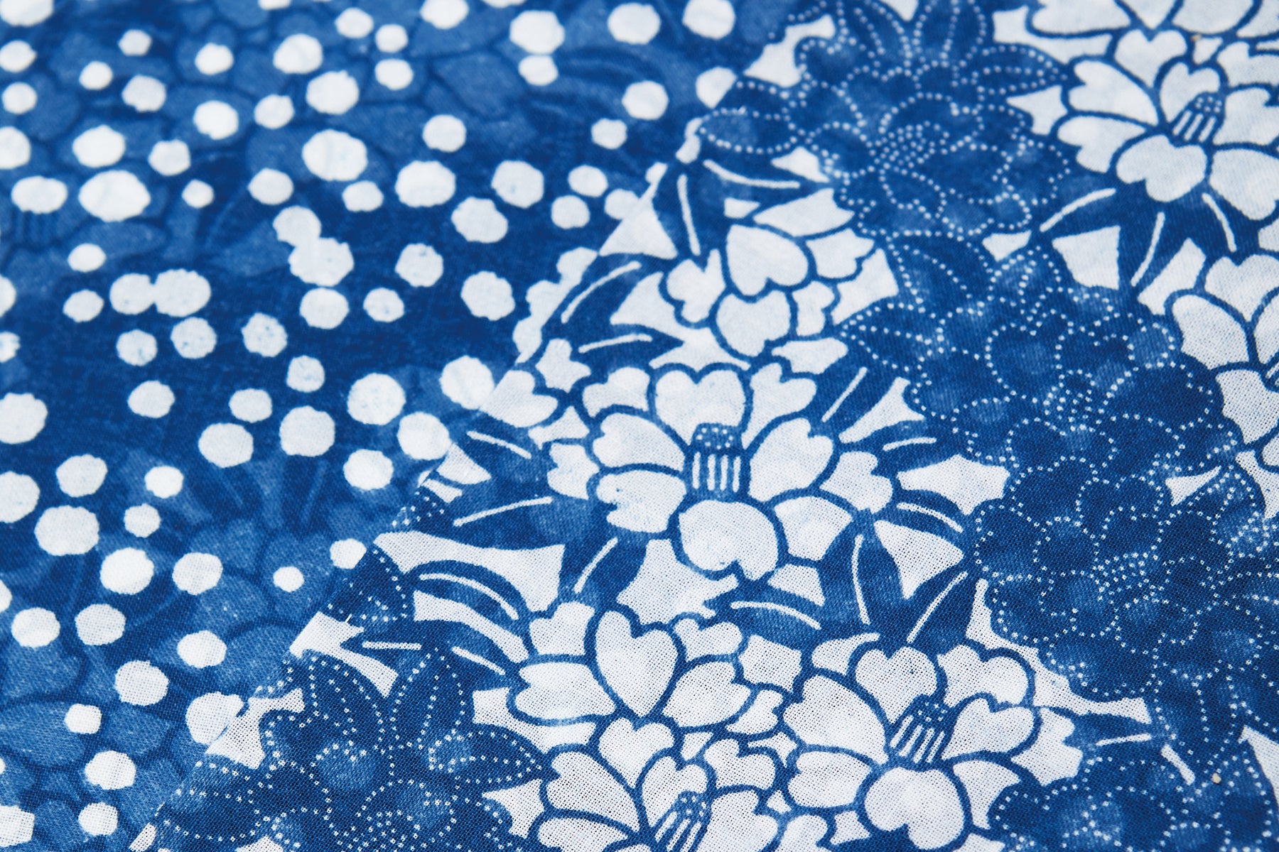 松原伸生の長板中形「藍冴える型模様の天晴れな美」《紫綬褒章受章記念展》| 和織物語 – 銀座もとじオンラインショップ