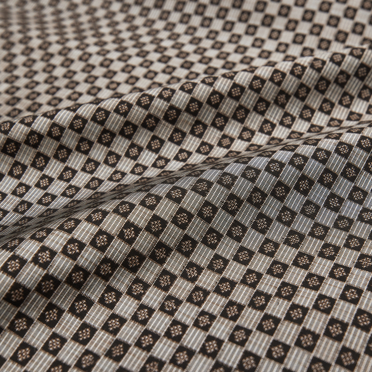 大島紬 泥大島「格子に菱 9マルキ 総絣」(超広巾) – 銀座もとじ