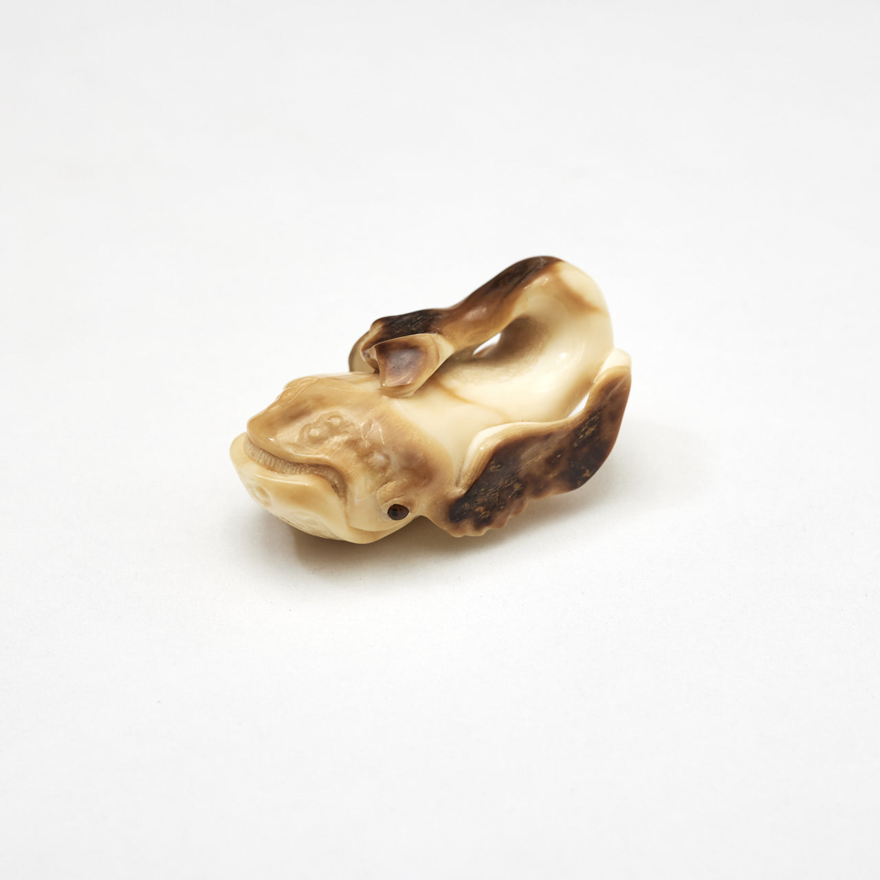 齋藤美洲 現代根付「いさな（クジラ）」セイウチ牙の化石、象嵌