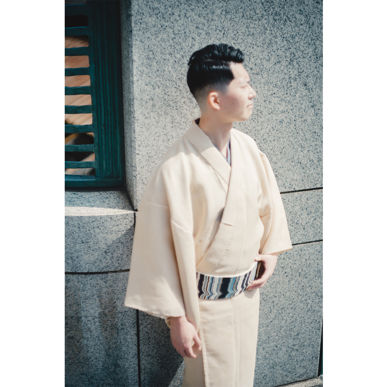 男性着物コーディネート【男のきものシーズナルコレクション】ミュージックバーで大人なひと時を – 銀座もとじオンラインショップ